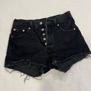 EUC Levi’s 501 cut off denim shorts